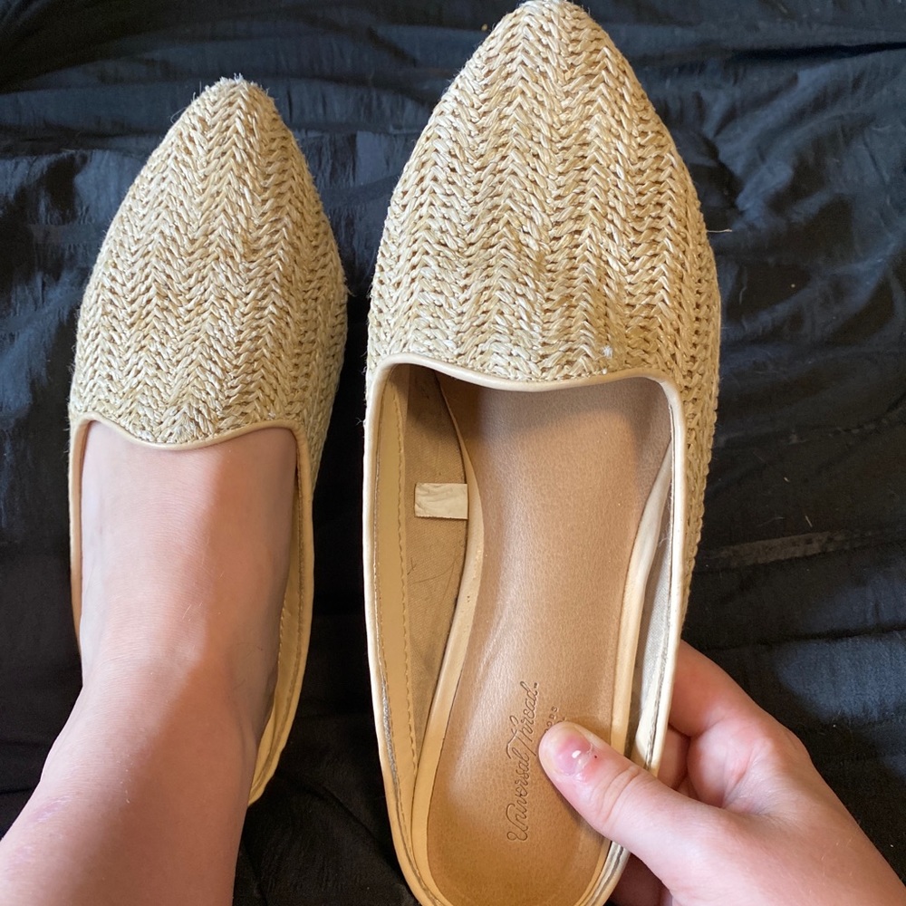 Woven sandals that are in great condition! Comfortable and cute